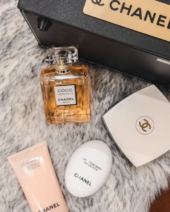 Picture of عربة تجارية متنقلة للعطور و مستحضرات التجميل